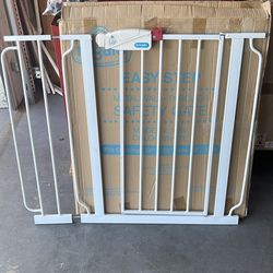 Regalo Extra Wide Baby Gate - White