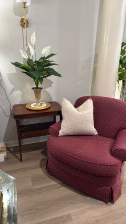 Set of 2 matching end tables
