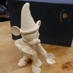 Arribas Brothers Disney Figurines Mickey Ball A Giannelli With Crystal Ball good condition. collectible. 