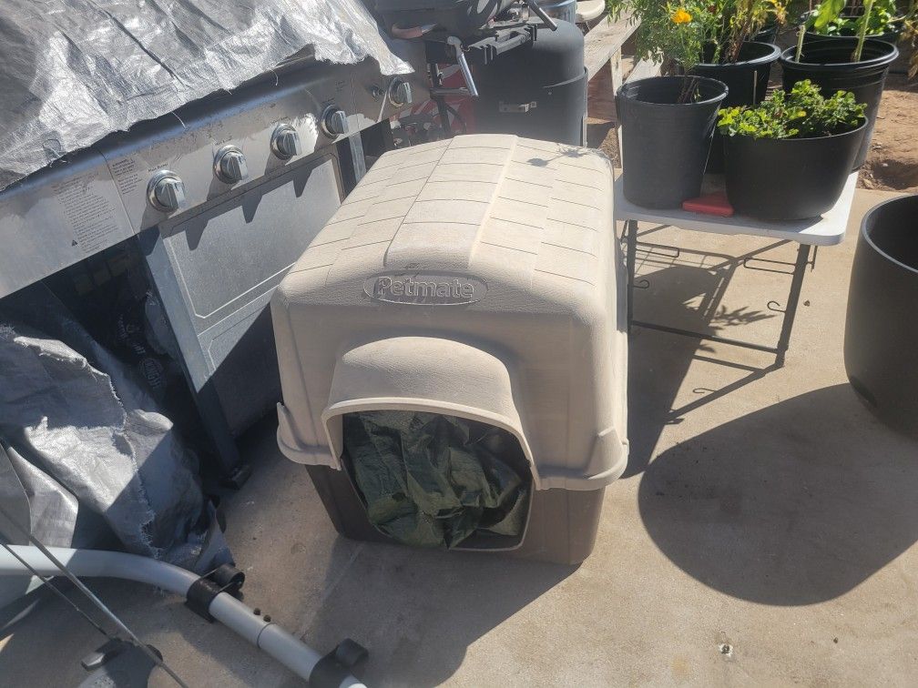 Medium Dog House  36 X 28 X30 