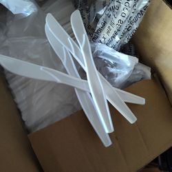 1000 plastic restaurant type knives in box , sugar and coffee filters
