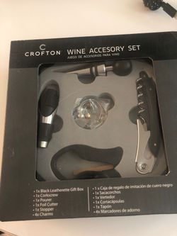 BRAND NEW WINE ACCESORY SET ASKING $8