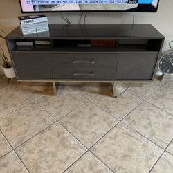 Modern TV Stand / Media Console – Excellent Condition