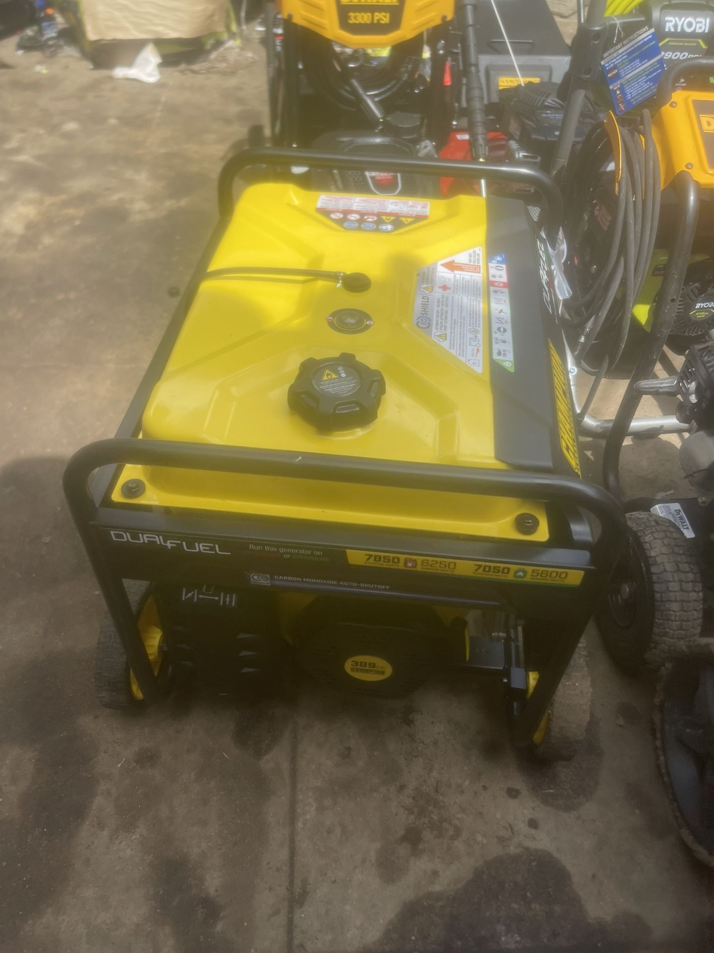 Champion Power Equipment 6250 Watt Gas and Propane Powered Dual Fuel Portable Generator with CO Shield Technology