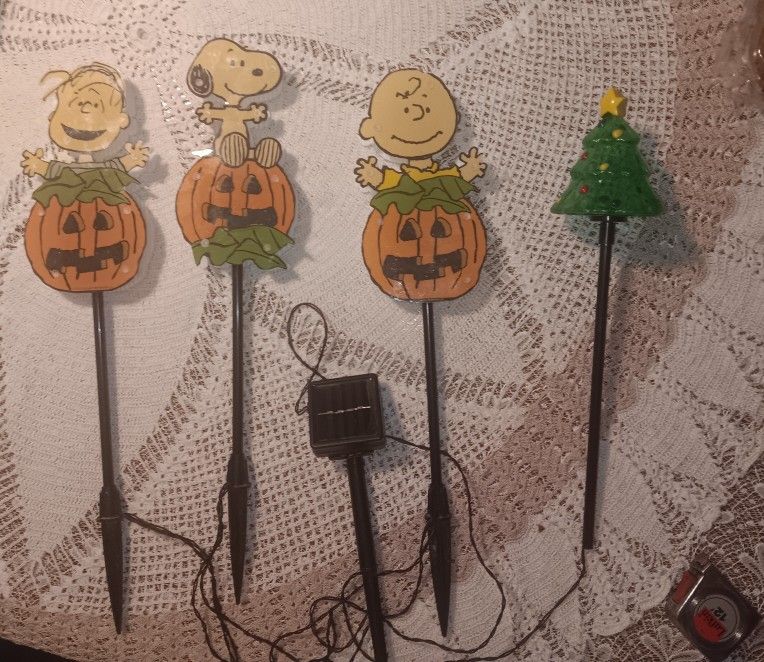 Snoopy Charlie Brown Linus Solar-powered LED Light Up Halloween