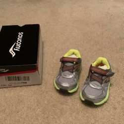 Baby boys Saucony sneakers size 5W new in box