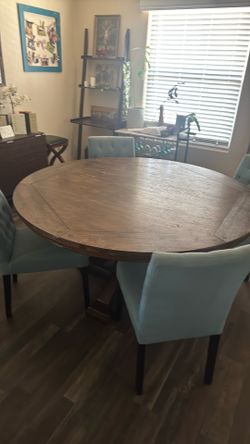Round dining table