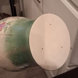 Urn/Vase Beautiful Porcelain $15