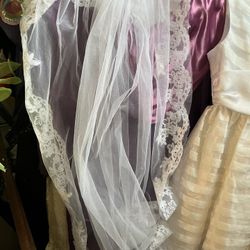 White Medium Length Comb Veil With Scalloped Edges And Lace appliqué- $20 New