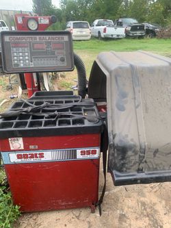 Tire balancing machine