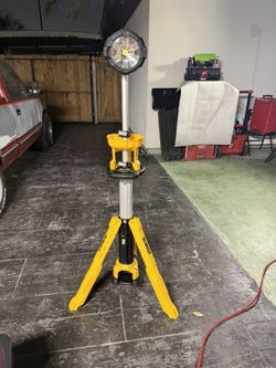 📌DEWALT 20V MAX 3000-Lumen Adjustable LED Tripod Light)👉PRECIO FIRME NO MENOS📌$165