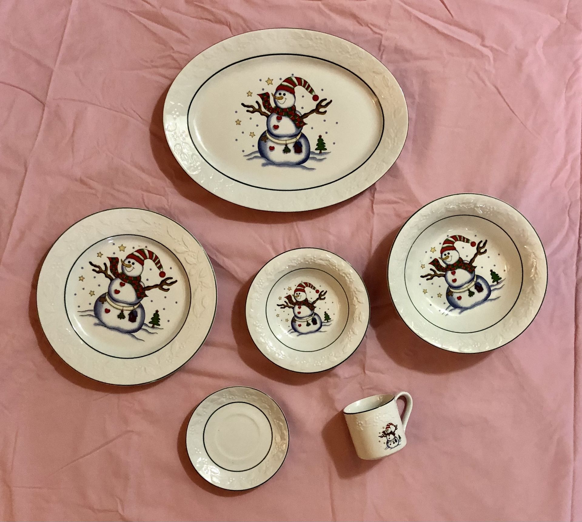 Snowman Christmas/Holiday Dinnerware 34 Pc Set (8 Tea Cup, 8 Saucers, 8 Bowls, 8 Dinner Plates, 1 Platter, 1 Large Serving Bowl)