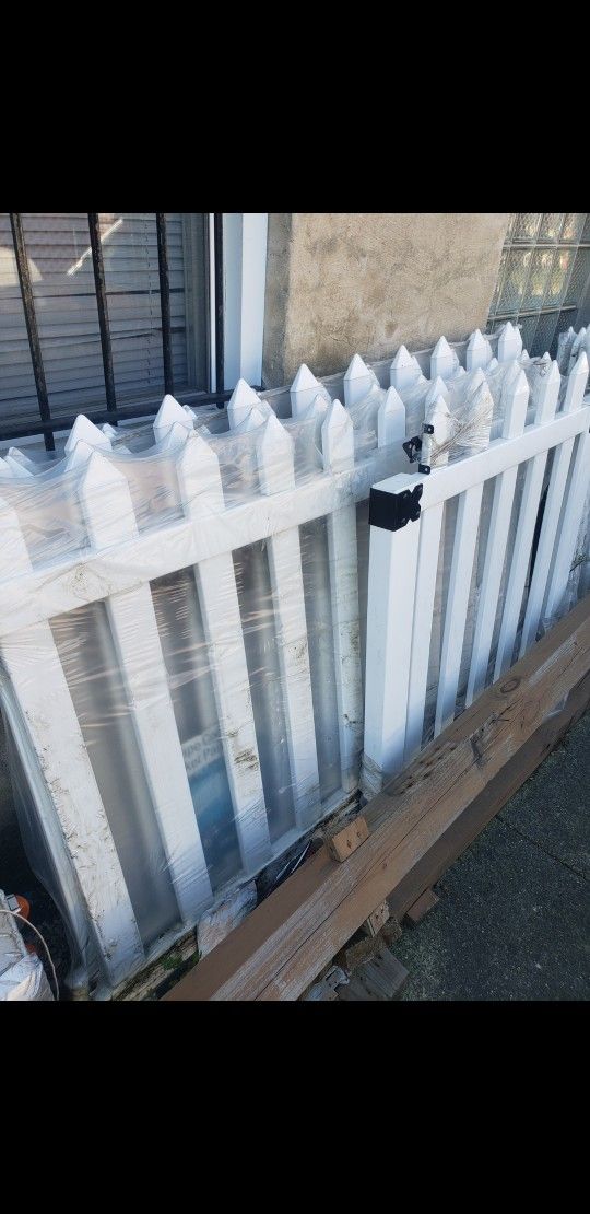 Yardworks Vinyl Fence Panels, Posts, Door - New