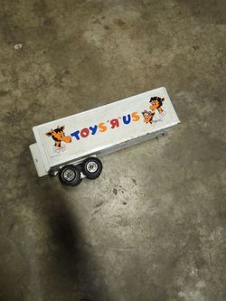 ERTL Toys "R" Us semi-trailer toy featuring classic graphics of Geoffrey the Giraffe and his family (Geoffrey Junior, Gigi, and Baby Gee).
