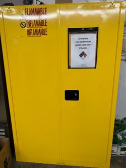 Flammable storage cabinet