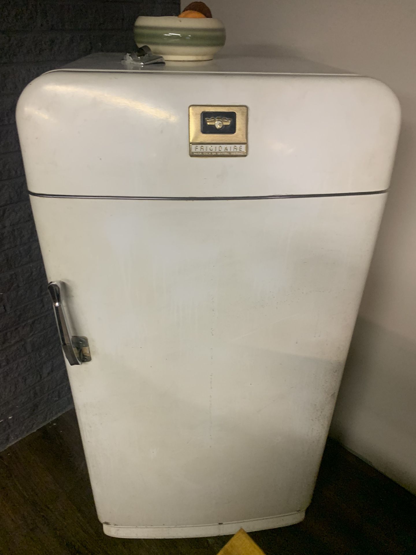 Frigadare Vintage Refrigerator