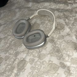 White Silver AirPod Bluetooth Earbud Maxes 