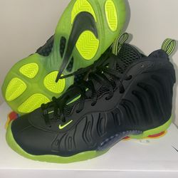 NEW Nike Foamposite BLACK VOLT size 6 & 7