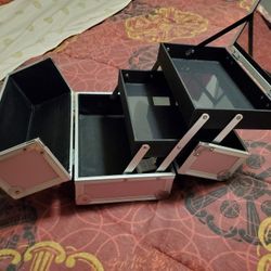 BRAND NEW PINK MAKEUP CASE