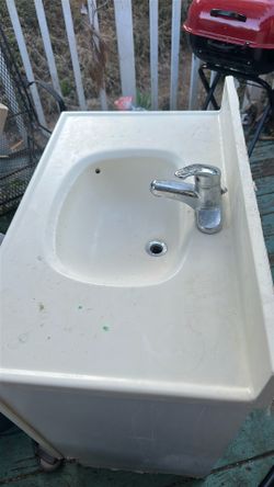Tapa de tocador para lavamanos. White Bathroom Sink with Chrome Faucet