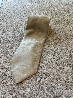 Light Gold Toned Paisley Medallion Silk Necktie