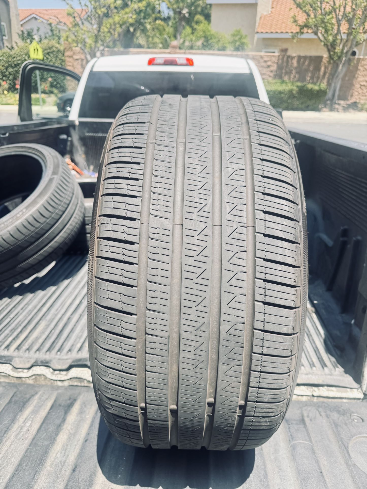 285/40/19 Pirelli Cinturato P7 A/S 90% Tread (1)