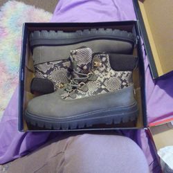 Brand New Still In Box Heydude Boots Size 8 Womans