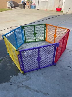 PLASTIC PLAYPEN IN GREAT CONDITION NOTHING BROKEN