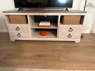 Entertainment center/TV stand