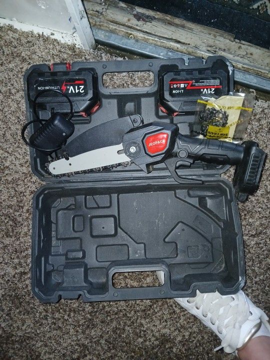 Mini Chainsaw With Extra Chain 2 Batteries