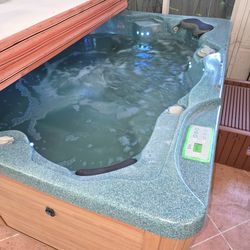 Vita 4 person hot tub