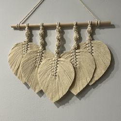 Decorative piece with macramé leaves