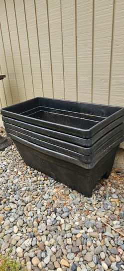 PLASTIC GARDEN POTS