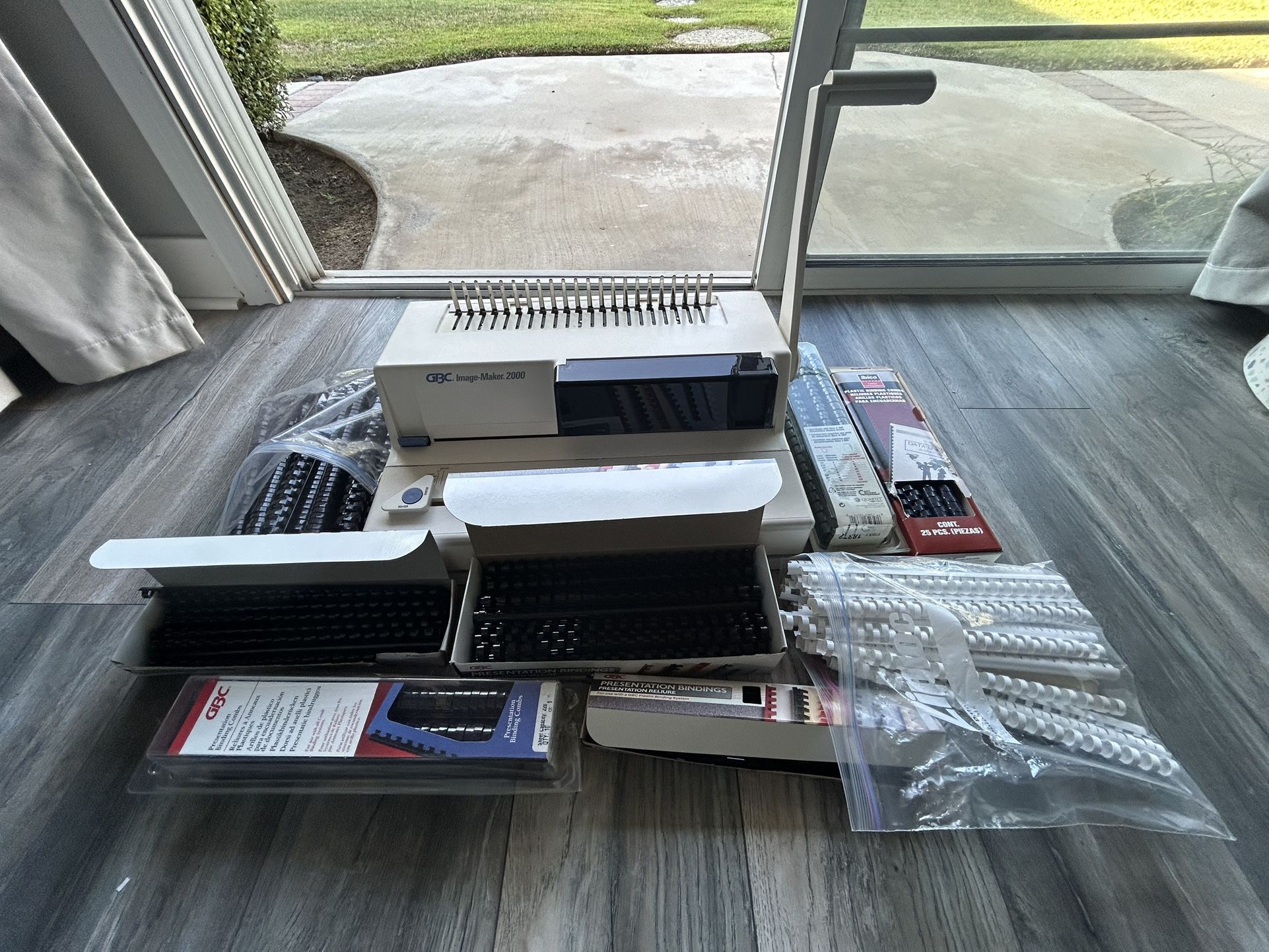 GBC Deluxe Image-Maker 2000 Book Binding System With Over 200 Free Binding Combs