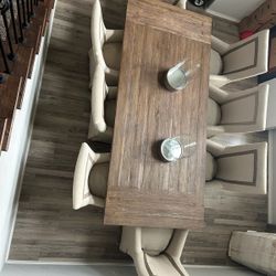 Caracole Dinning Table With 8 Chairs.