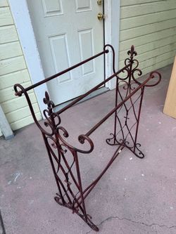 Wrought Iron Quilt Rack with Fleur-de-Lis Detail