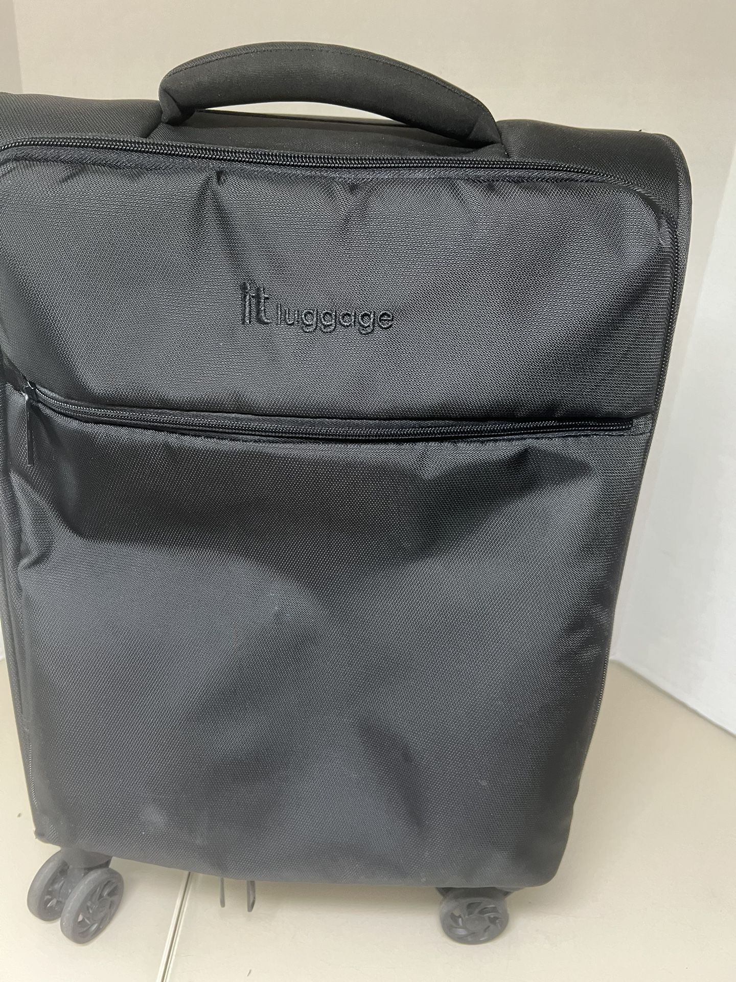 luggage lightweight spinner carry on 22in 8 Wheel Lock Lite. Used in good condition with some minor blemishes. These blemishes are in the form of mino