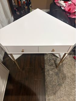 White corner desk