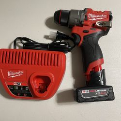 Milwaukee M12 1/2 Drill (3404-20) , 4.0 Battery And Charger 