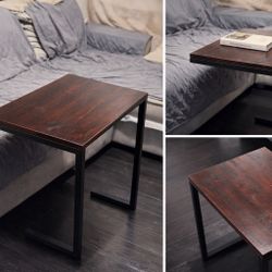 Mesa lateral moderna tipo C – acero y madera sólida (hecha a mano)