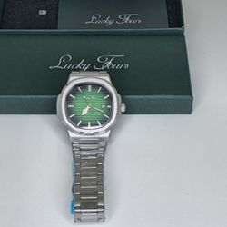 LUCKY FOURS MENS WATCH GREEN FACE  SILVER BAND .... PATEK STYLE LOOK.

NEW WITH BOX. $45 FIRM