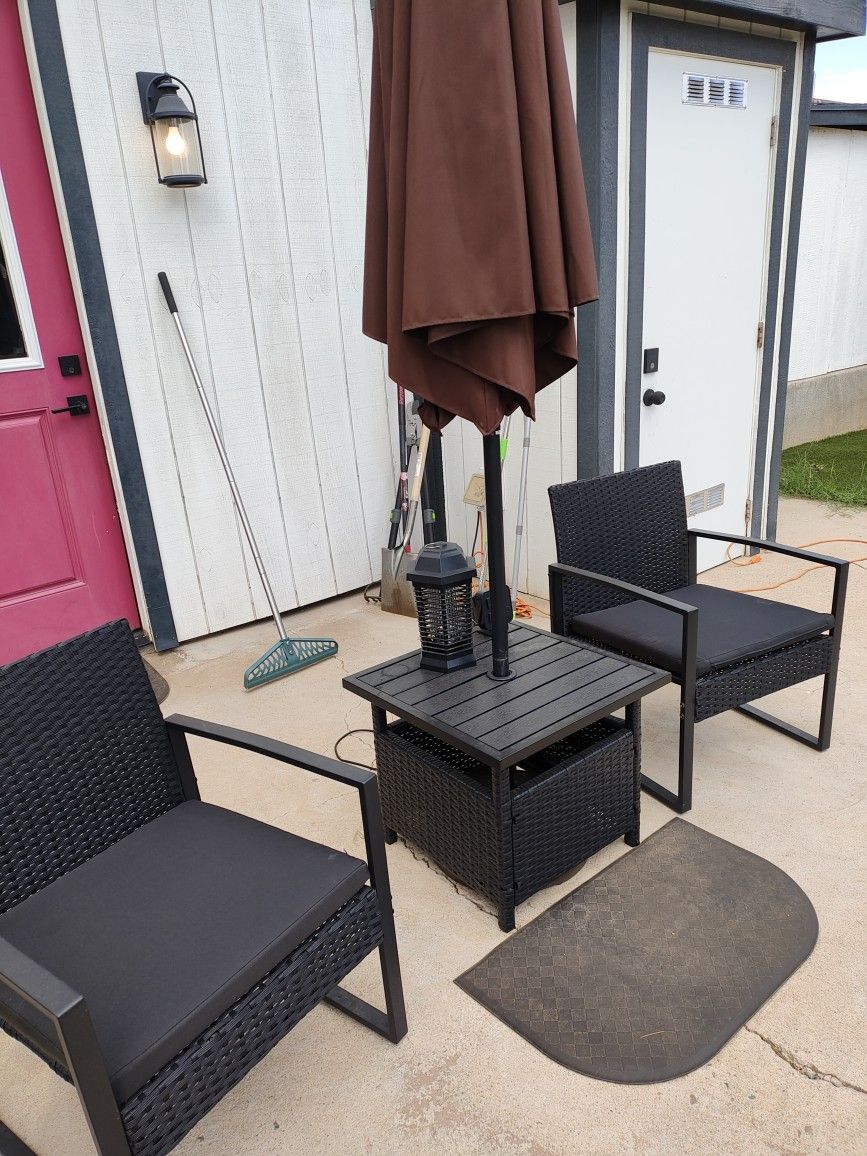 Patio Set W/ Retractable Umbrella 