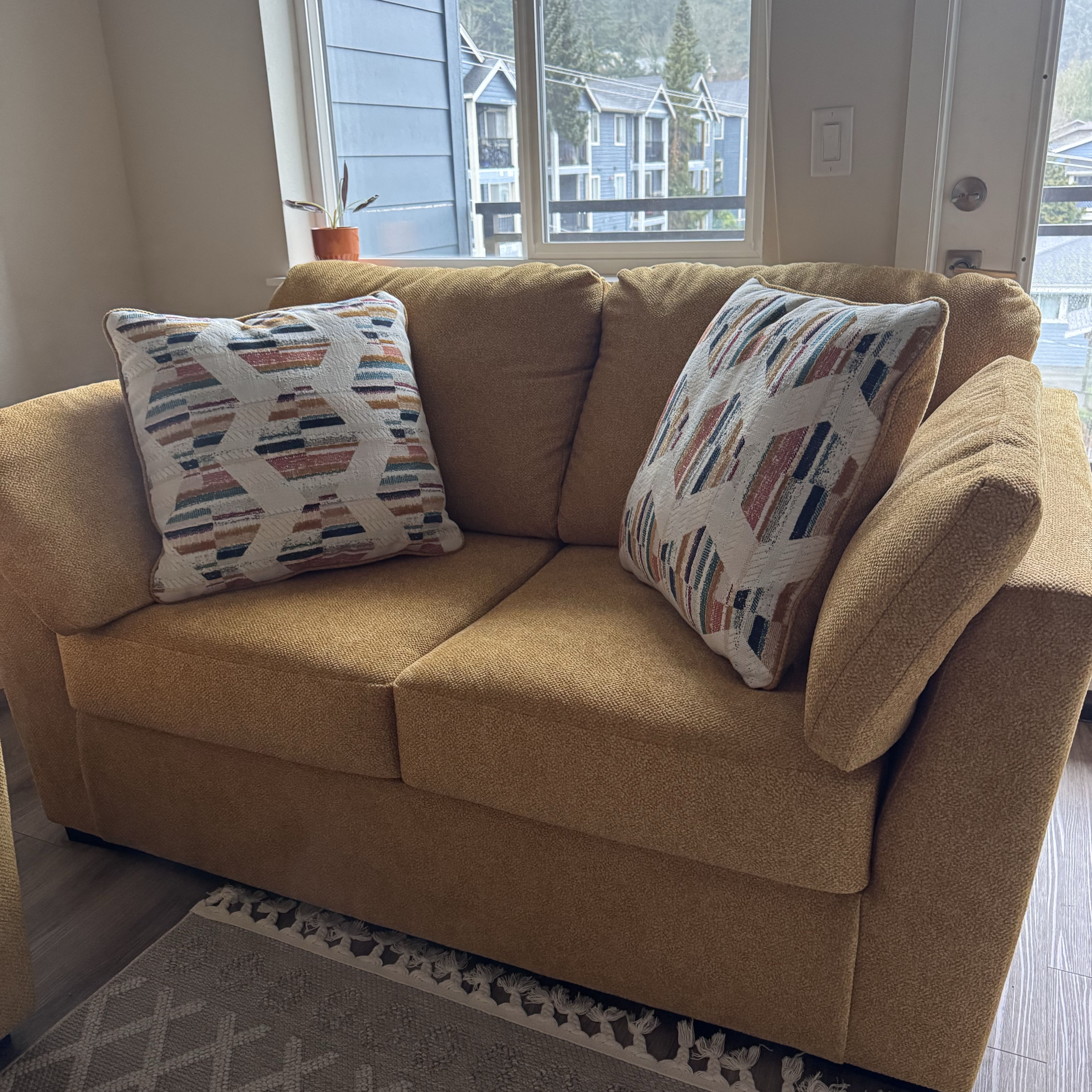 Keerwick Loveseat with Decorative Pillows