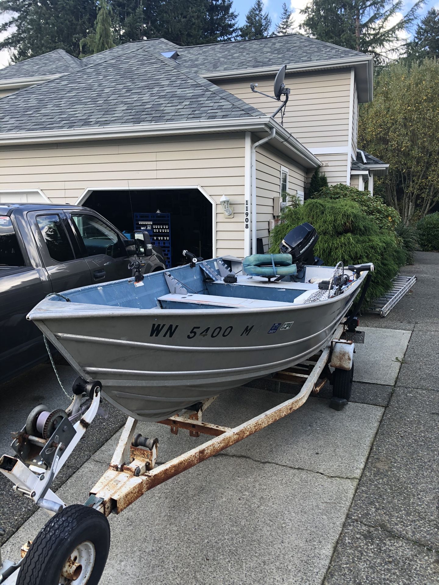 Deep hull aluminium fishing boat