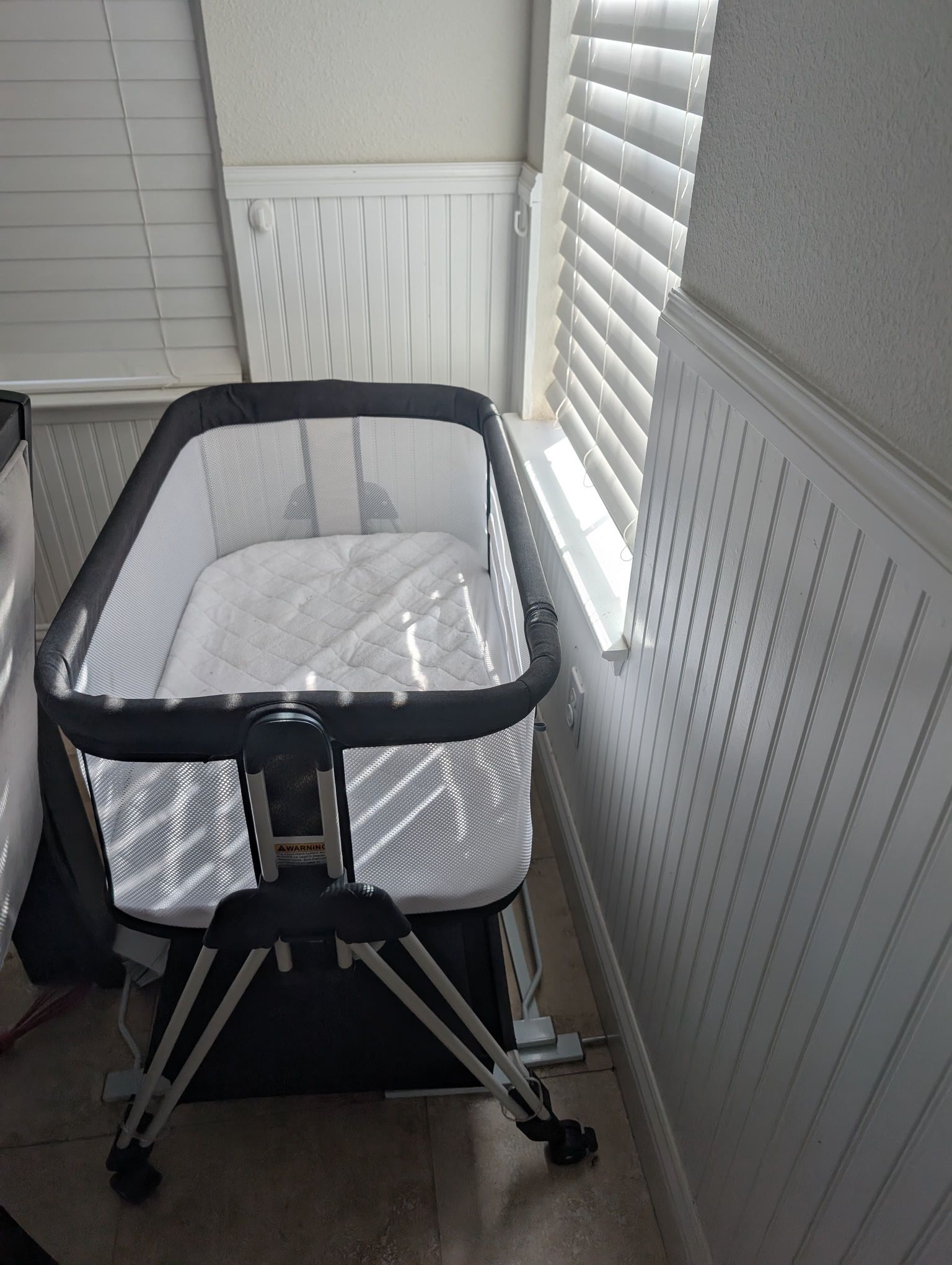 Fodoss Baby Bassinet Bedside Sleeper with Wheels and Storage Tray,4-Sided Mesh Bedside Bassinet for Infant/Newborn,7 Height Adjustable Easy Folding Be