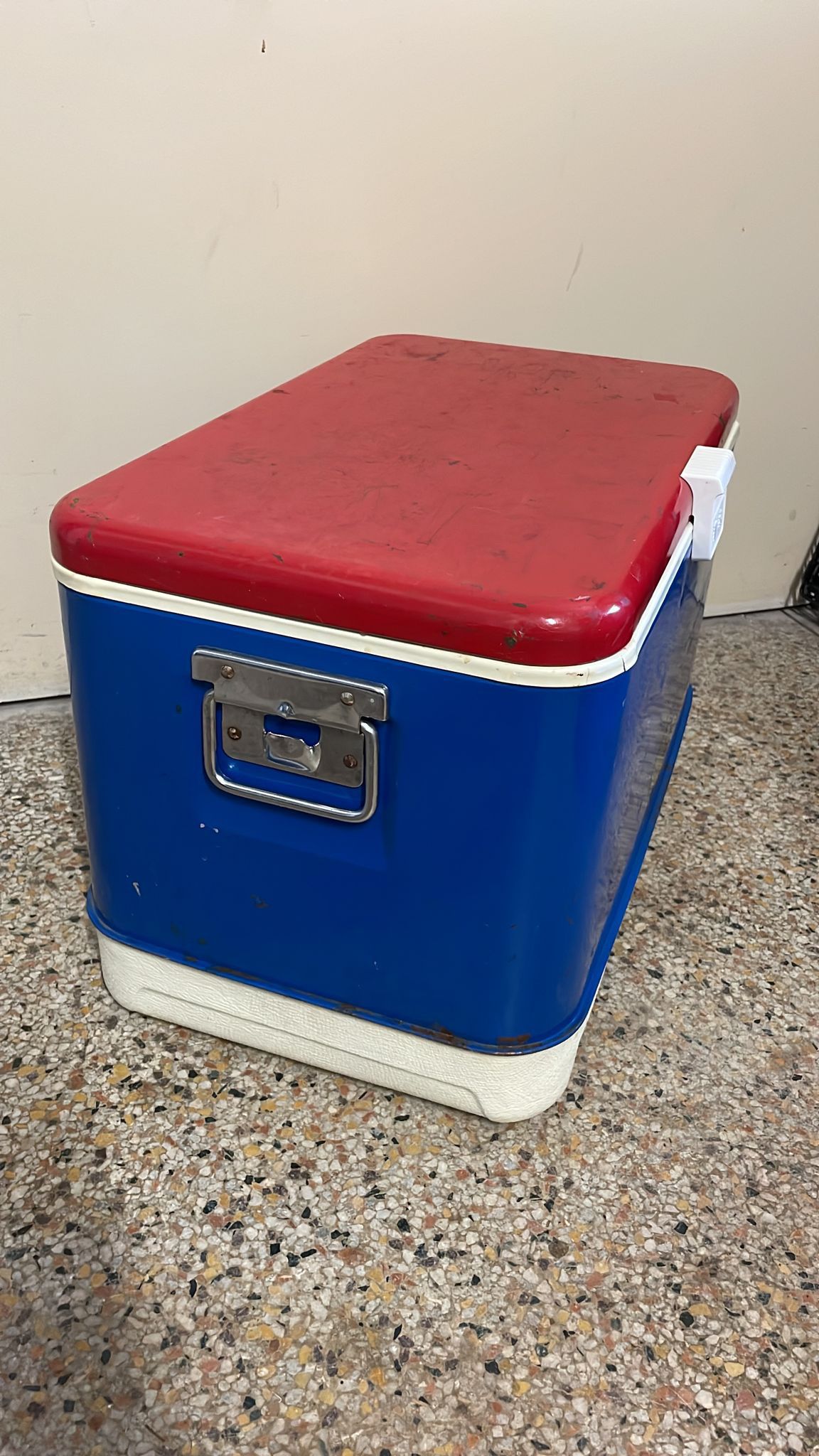 47 Quart Vintage 1970s steel sided Thermos ice cooler 22”W