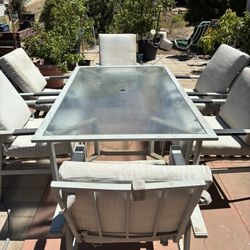 Outdoor Table &  6  Chairs 