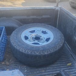 3 ,6 Lug  Tire And Rims 265/70/ 17 