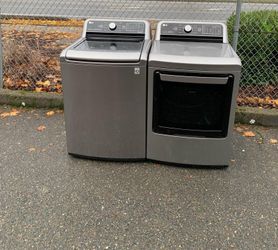 LG WASHER AND DRYER SET. (2022)
