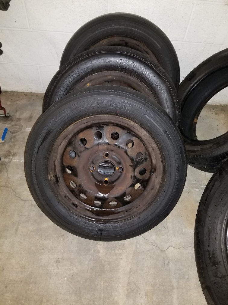 FORD FOCUS 2004. (3) steel rims, and (4) HUBCAPS